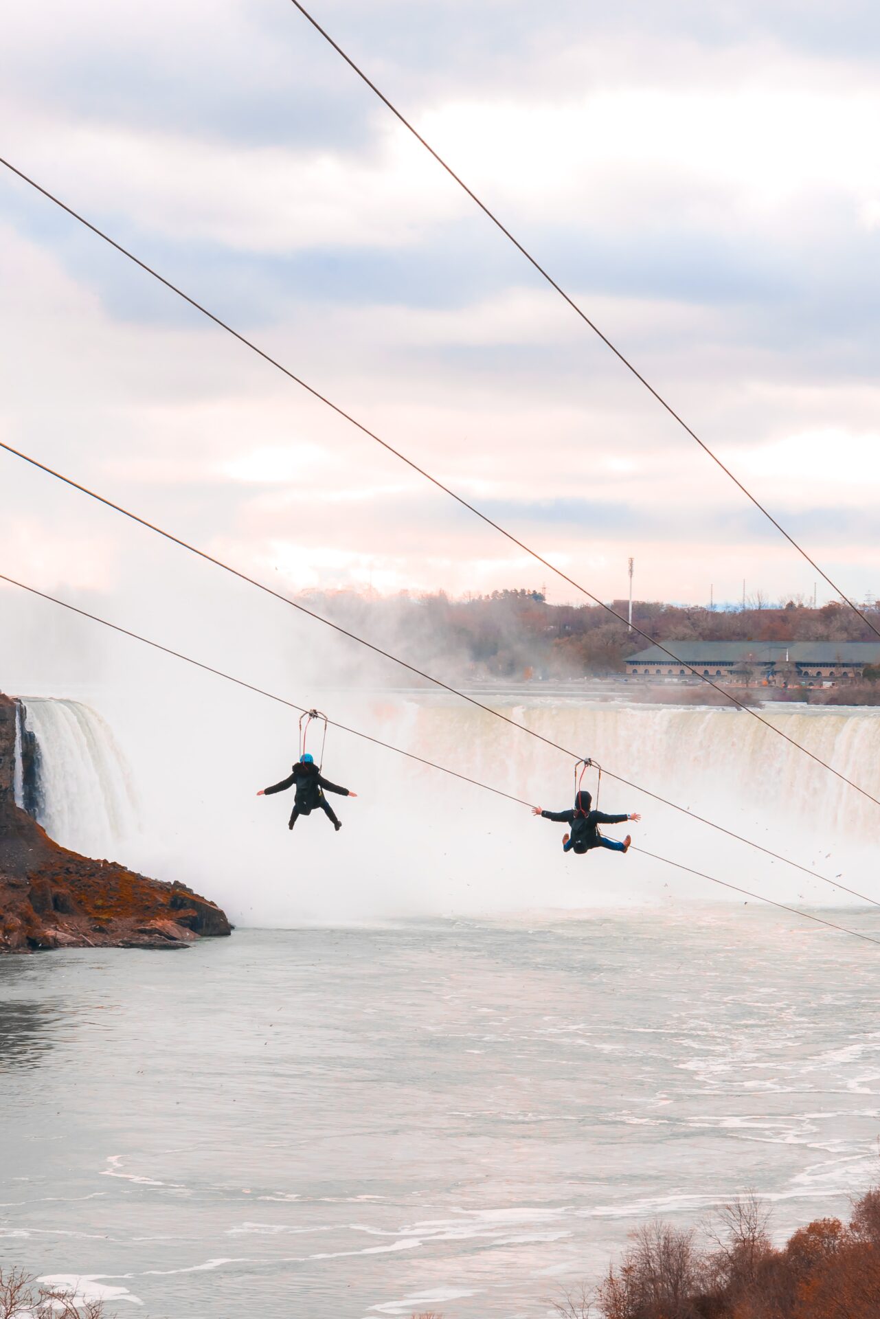 Tyrolienne à côté des chutes du Niagara